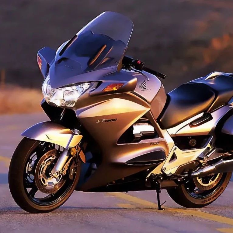 一代经典,纵置 V4 + 轴传动的本田 ST1300