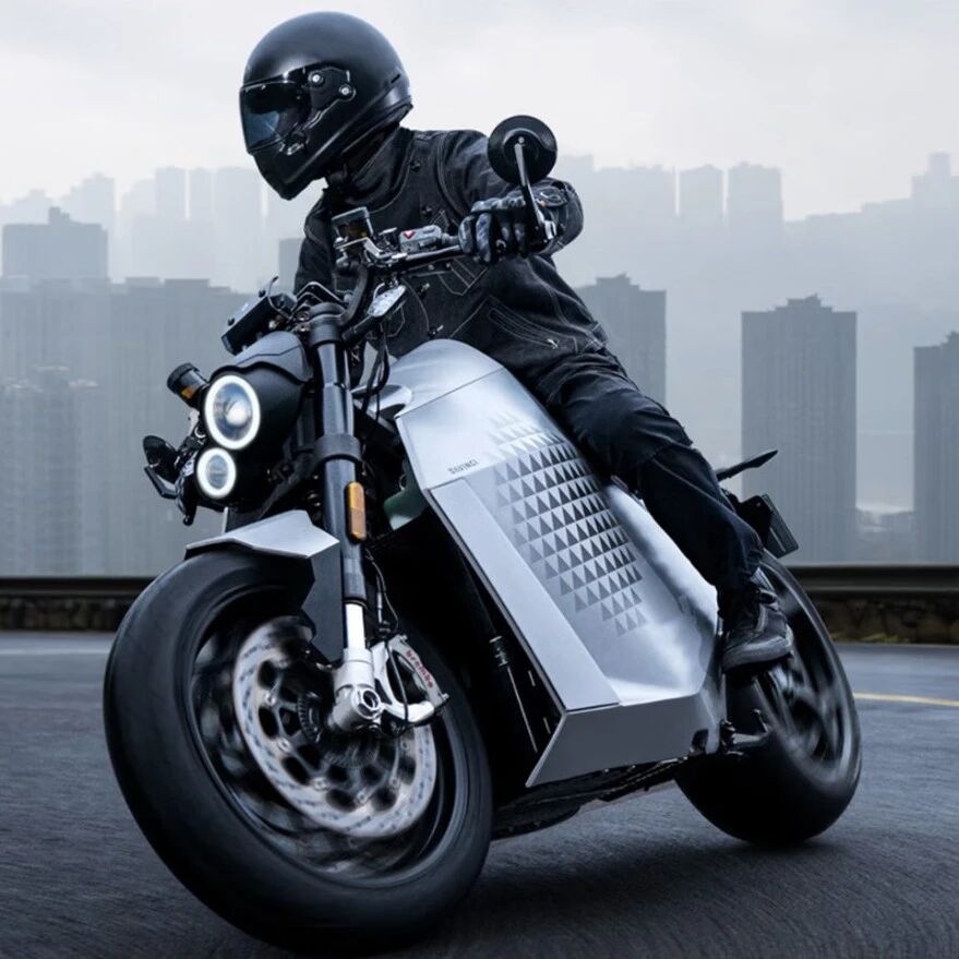 不玩虚的！400公里真续航电摩亮相，搭载布雷博4卡...