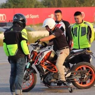 关于安全驾驶，来听听专业培训教练是怎么说的